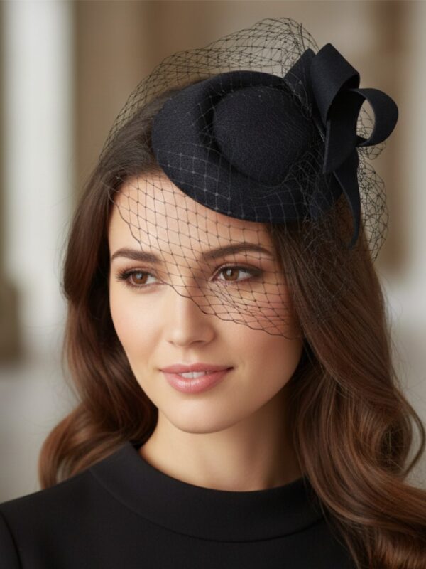 czarny toczek pogrzebowy z woalką na opasce