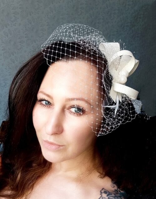 Asymetryczna mała woalka ślubna z fascynatorem Blush