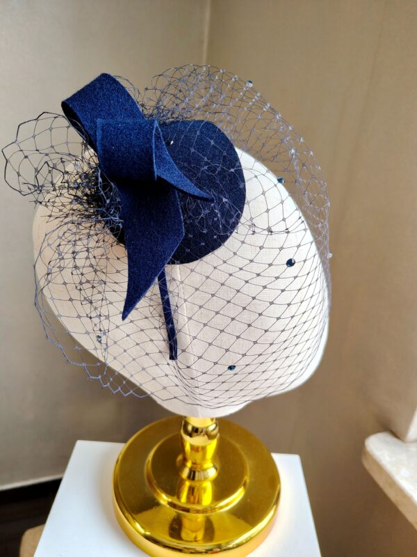 granatowy mały toczek na opasce z woalką Granatowy mały toczek z woalką i zawijasem Amelia