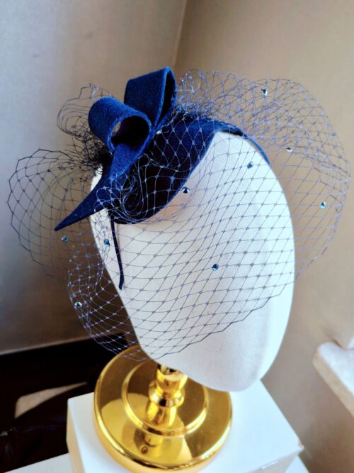 granatowy toczek do włosów z woalką Granatowy mały toczek z woalką i zawijasem Amelia