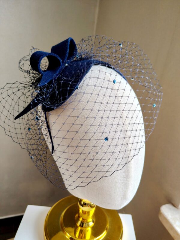 granatowy toczek z woalką i fascynatorem Granatowy mały toczek z woalką i zawijasem Amelia