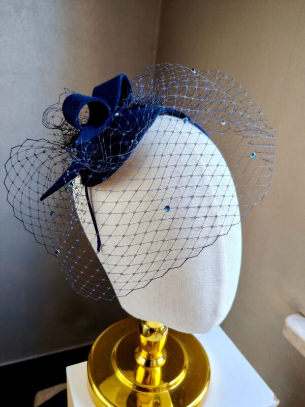 granatowy toczek z woalką i kryształkami Granatowy mały toczek z woalką i zawijasem Amelia