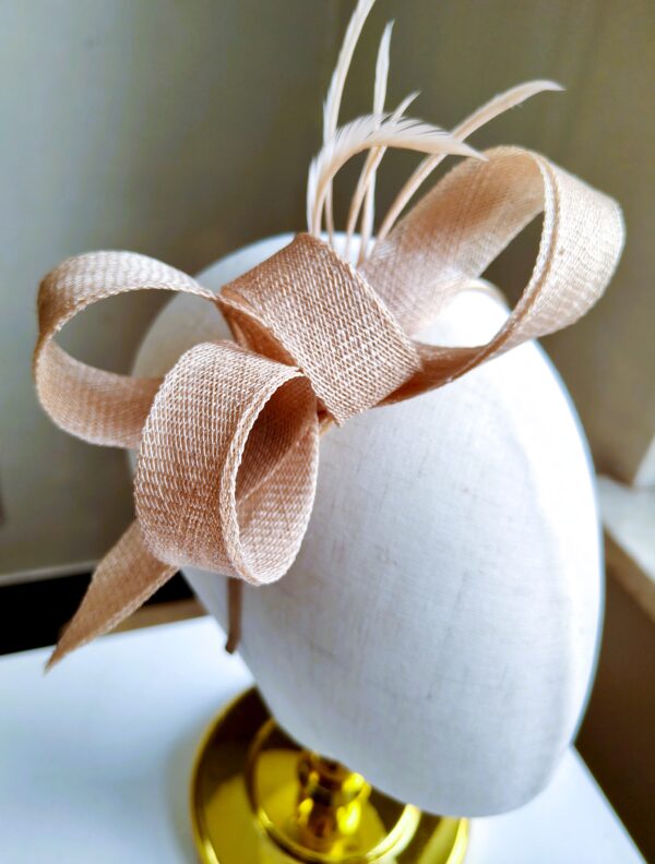 Oplus_17170466 Beżowy fascynator zawijas na opasce Nusa