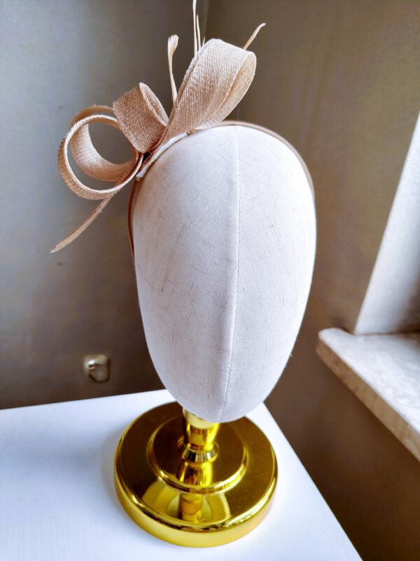 Oplus_16908322 Beżowy fascynator zawijas na opasce Nusa