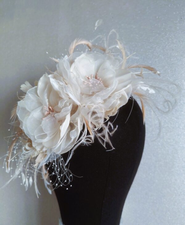 Oplus_16908288 Woalka ślubna z kwiatami i piórami Christine