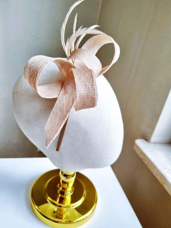 Oplus_17170466 Beżowy fascynator zawijas na opasce Nusa