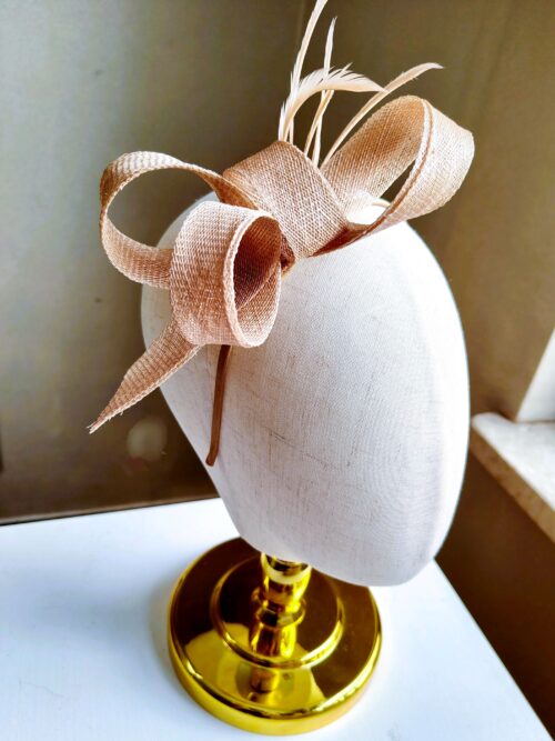 fascynator zawijas w kolorze szampana na opasce Beżowy fascynator zawijas na opasce Nusa