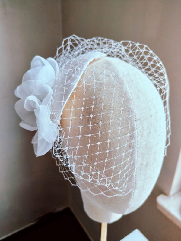 Ivory toczek ślubny z woalką i tiulowymi kwiatami Christine