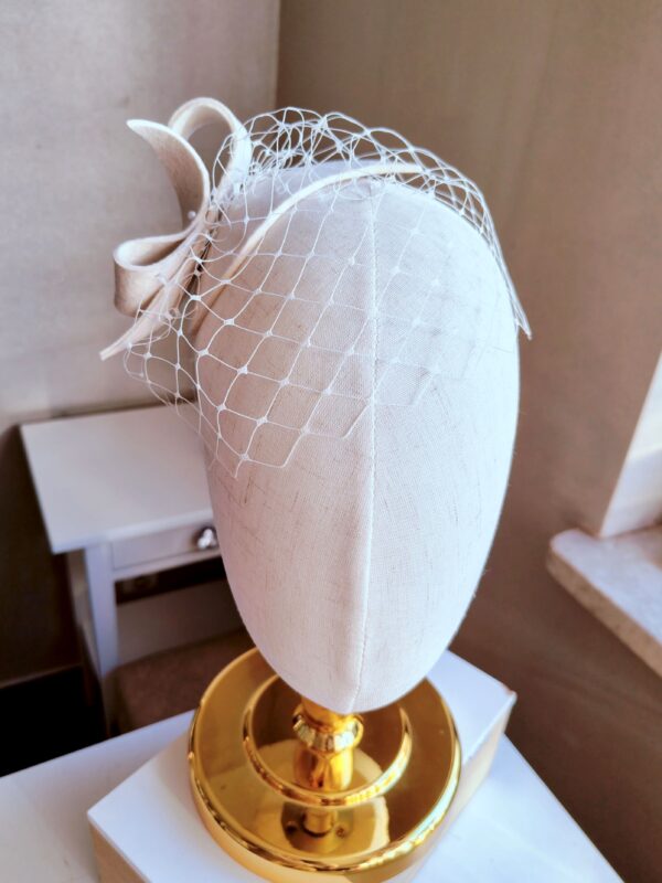 mały ślubny toczek do włosów w kształcie łezki Ślubny mały toczek z woalką i eleganckim małym zawijasem Sarah