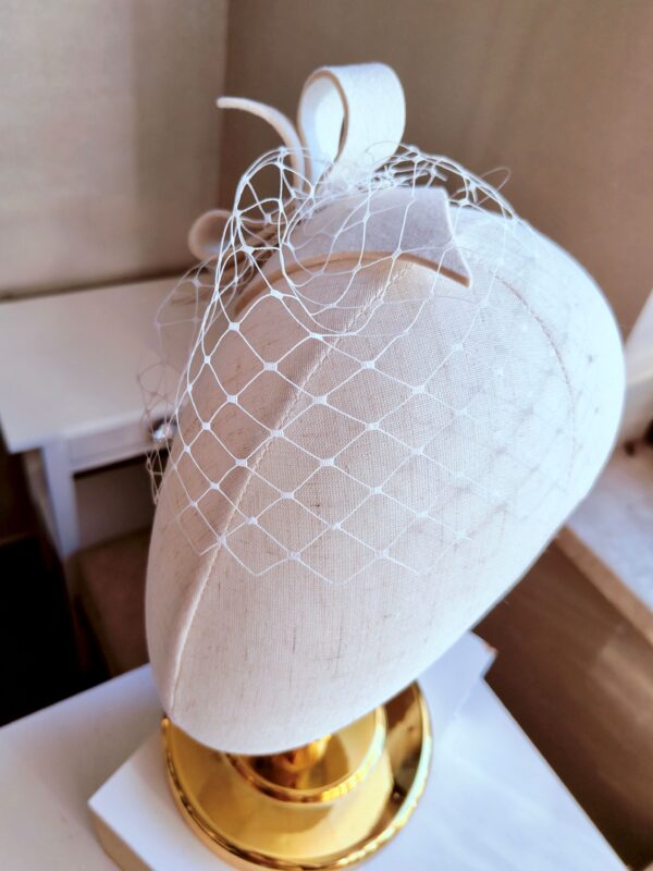 mały ślubny toczek łezka z woalką Ślubny mały toczek z woalką i eleganckim małym zawijasem Sarah