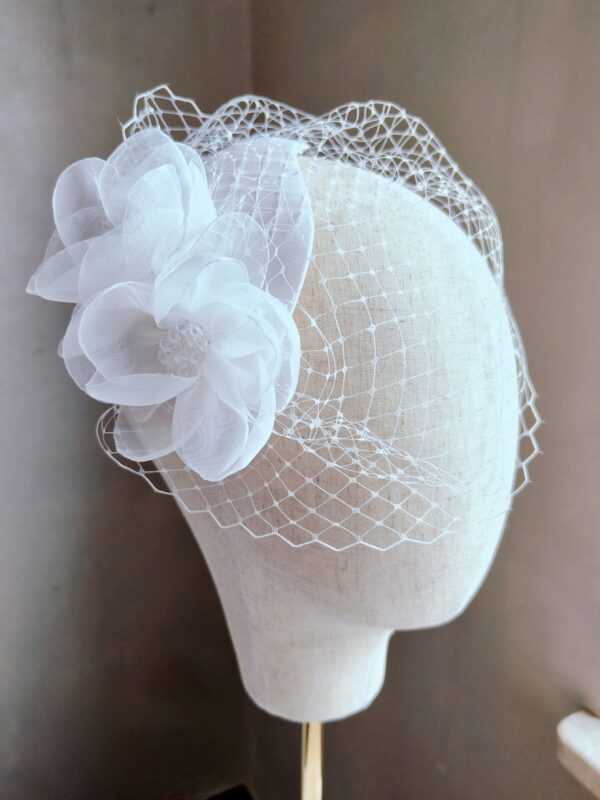 Ivory toczek ślubny z woalką i tiulowymi kwiatami Christine