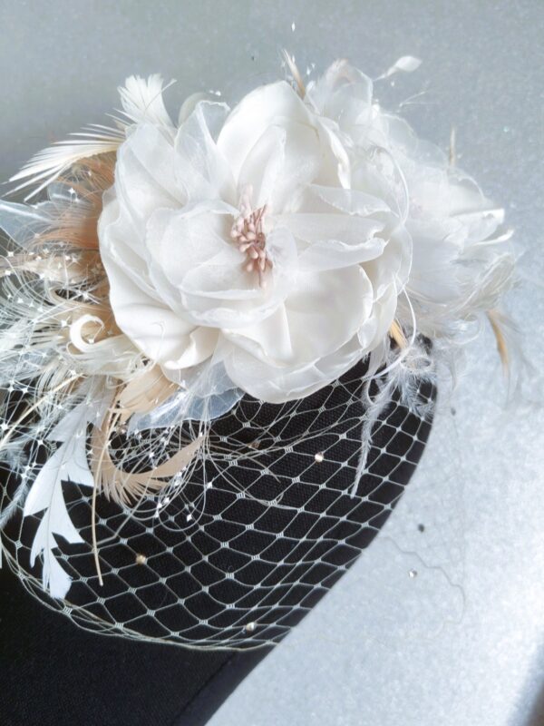 Oplus_16908288 Woalka ślubna z kwiatami i piórami Christine