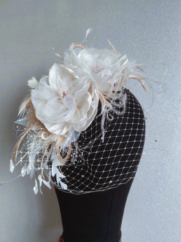 Oplus_16908288 Woalka ślubna z kwiatami i piórami Christine