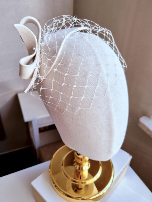 Ślubny mały toczek z woalką i eleganckim małym zawijasem Sarah