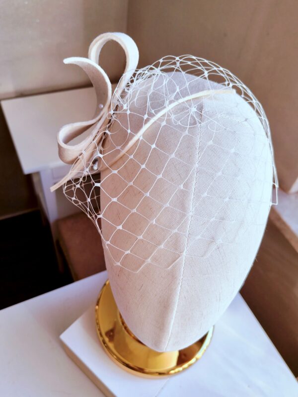 ślubny toczek z woalką i ozdoba Ślubny mały toczek z woalką i eleganckim małym zawijasem Sarah