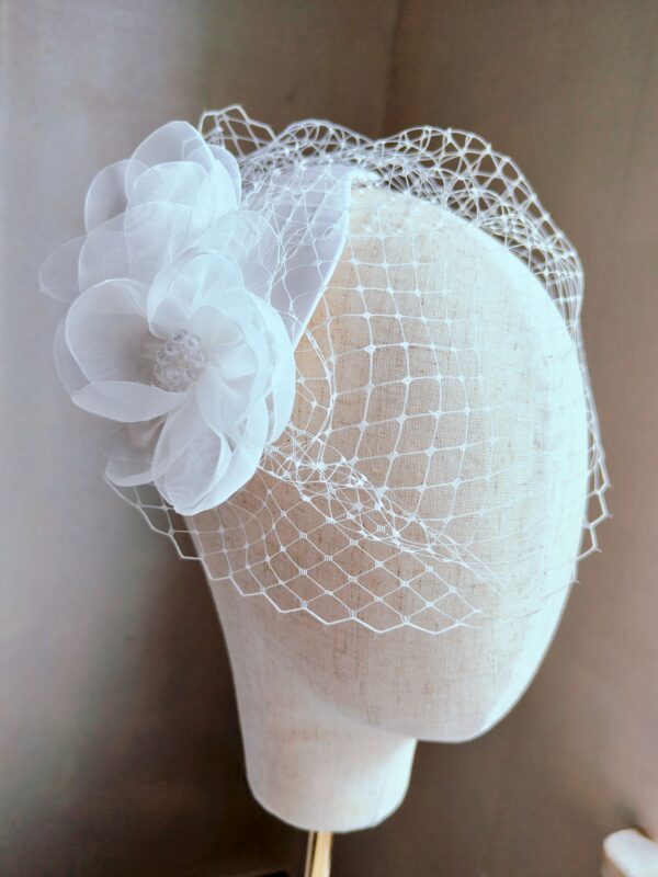 Ivory toczek ślubny z woalką i tiulowymi kwiatami Christine