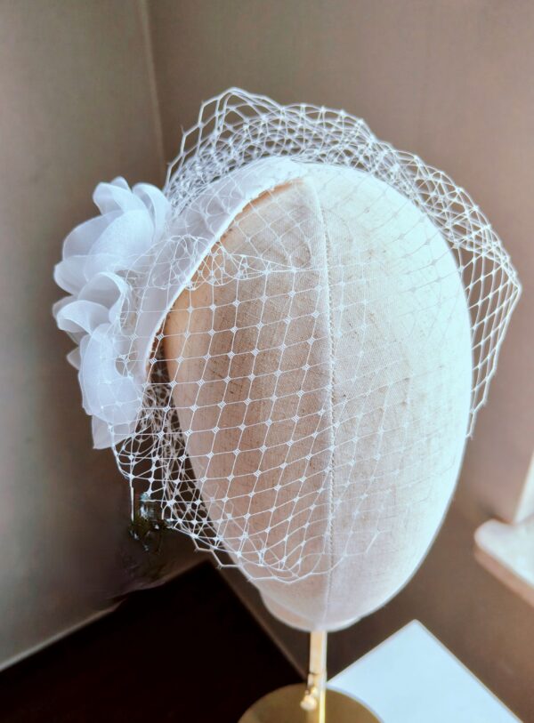 Ivory toczek ślubny z woalką i tiulowymi kwiatami Christine