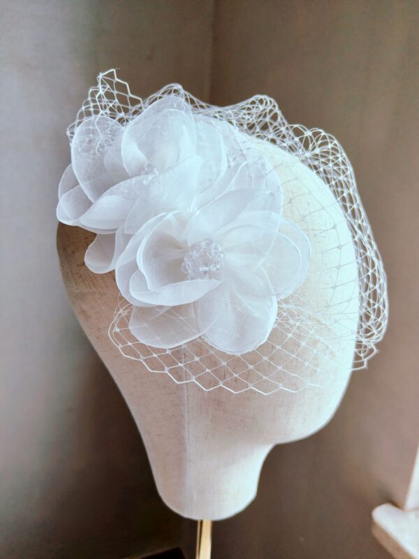 Ivory toczek ślubny z woalką i tiulowymi kwiatami Christine