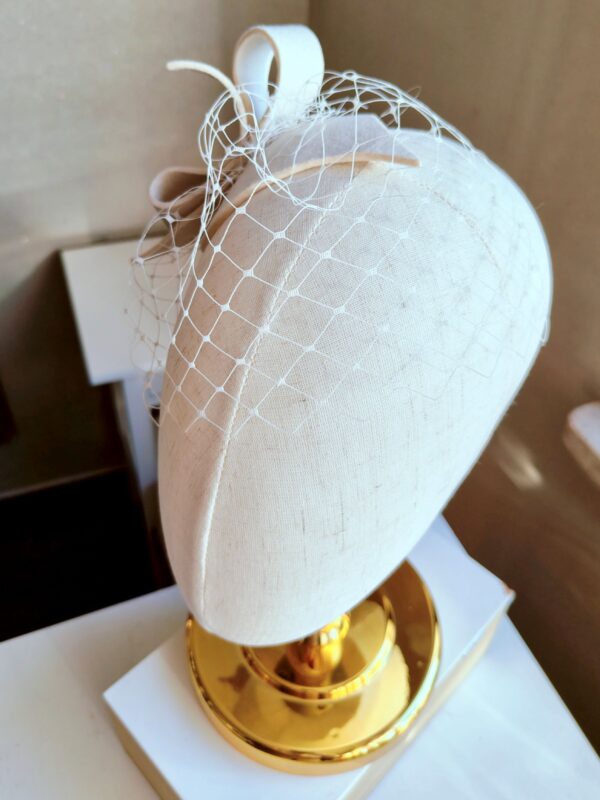 toczek ślubny z woalką i ozdobnym zawijasem Ślubny mały toczek z woalką i eleganckim małym zawijasem Sarah