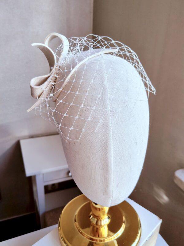 toczek ślubny z woalką ivory Ślubny mały toczek z woalką i eleganckim małym zawijasem Sarah