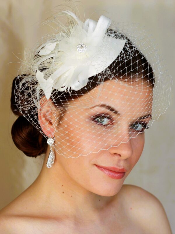 ivory toczek ślubny z woalką i piórami