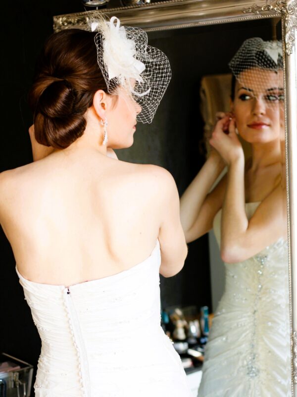 ślubna woalka z piórami i toczkiem łezka