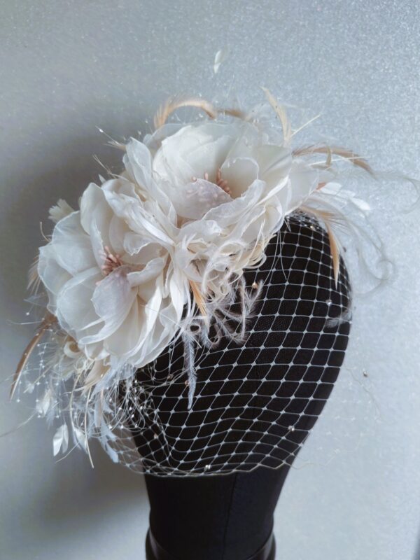 Oplus_16908288 Woalka ślubna z kwiatami i piórami Christine