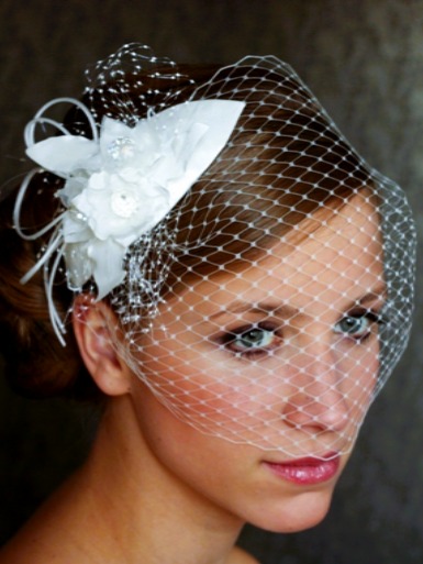 mały toczek ślubny z woalką i kwiatkami Emmanuelle Mały toczek ślubny z woalką i kwiatkami Emmanuelle