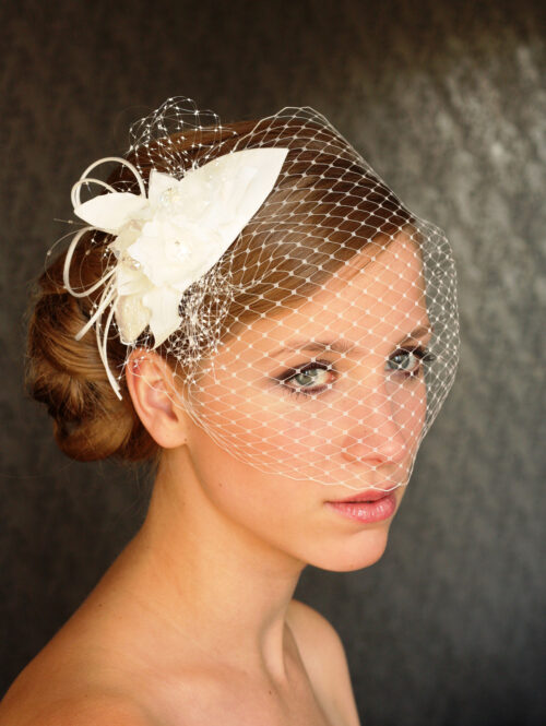 veil-eme3 Mały toczek ślubny z woalką Amigo