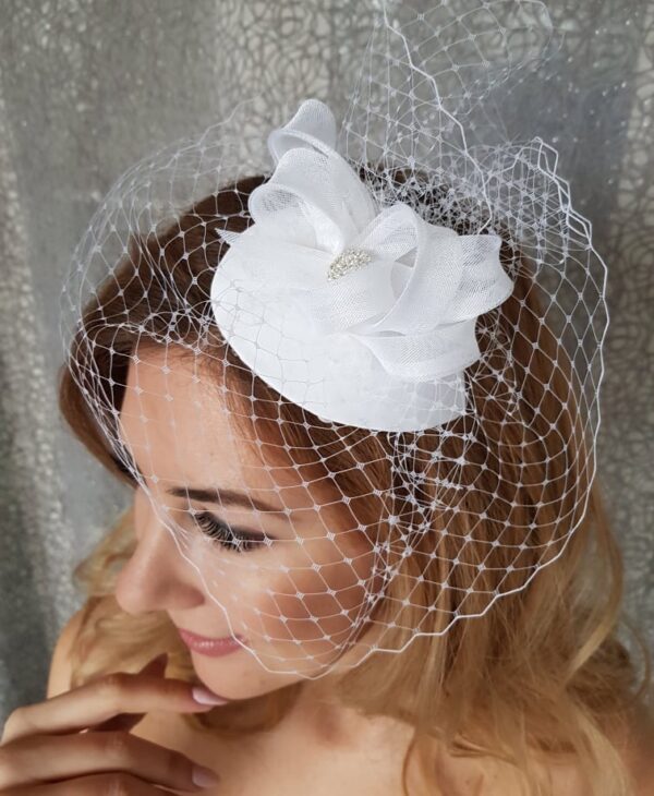 Mały toczek ślubny z woalką Amalla