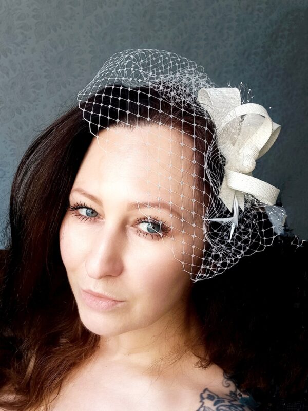 Asymetryczna mała woalka ślubna z fascynatorem Blush