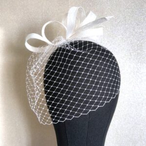 Mały czarny toczek pogrzebowy z woalką na opasce Salla