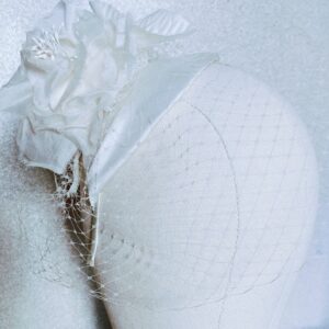 Ivory filcowy toczek ślubny z woalką i kokardą Sophia