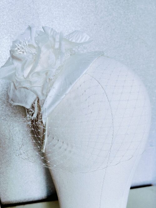 Ivory toczek ślubny z woalką i kwiatami Vesna