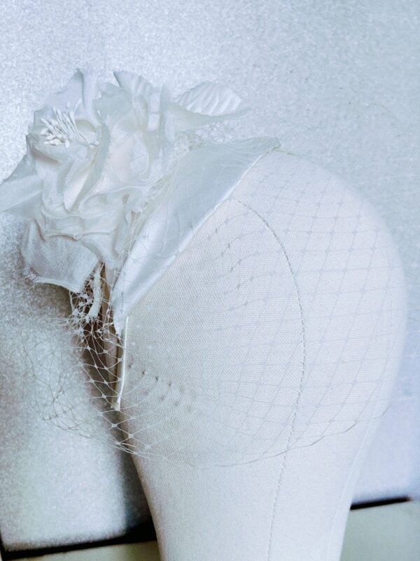 Toczek ślubny z woalką i kwiatami z jedwabiu na opasce