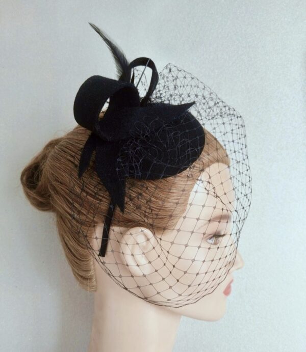 Mały czarny toczek pogrzebowy z woalką na opasce Salla