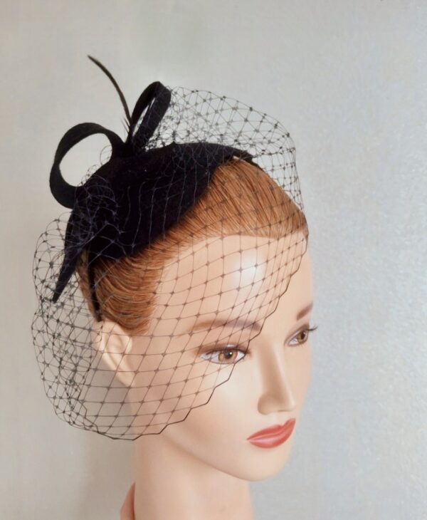 Mały czarny toczek pogrzebowy z woalką na opasce Salla