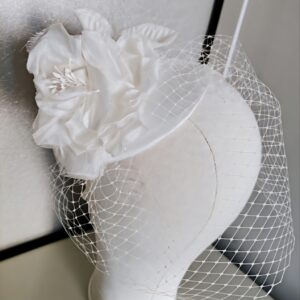 Mały czarny toczek pogrzebowy z woalką na opasce Salla