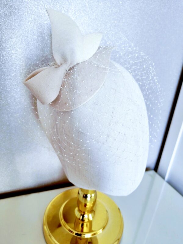 Ivory filcowy toczek ślubny z woalką i kokardą Ivory filcowy toczek ślubny z woalką i kokardą Sophia