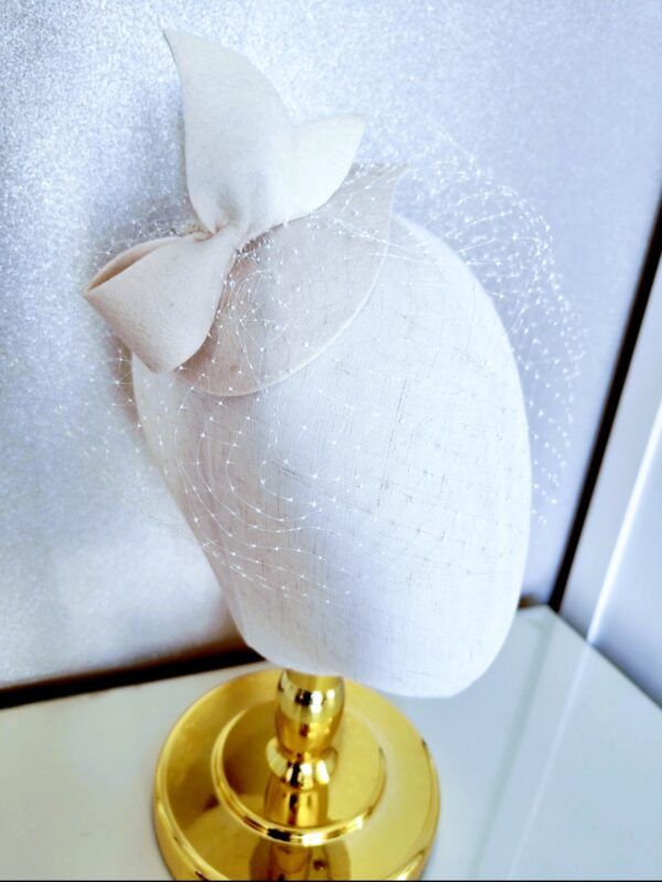 Oplus_16908288 Ivory filcowy toczek ślubny z woalką i kokardą Sophia