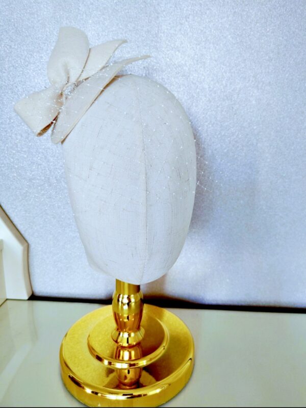 Oplus_16908288 Ivory filcowy toczek ślubny z woalką i kokardą Sophia