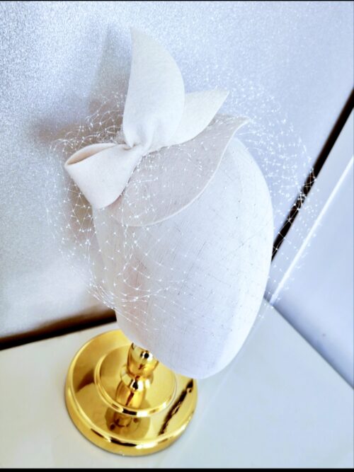 ivory toczek ślubny z woalką i kokardą