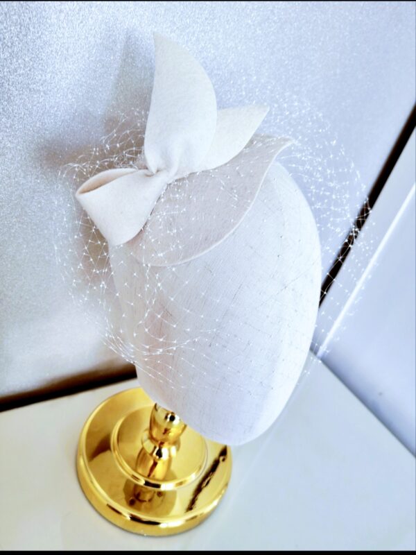 Oplus_16908288 ivory toczek ślubny z woalką i kokardą