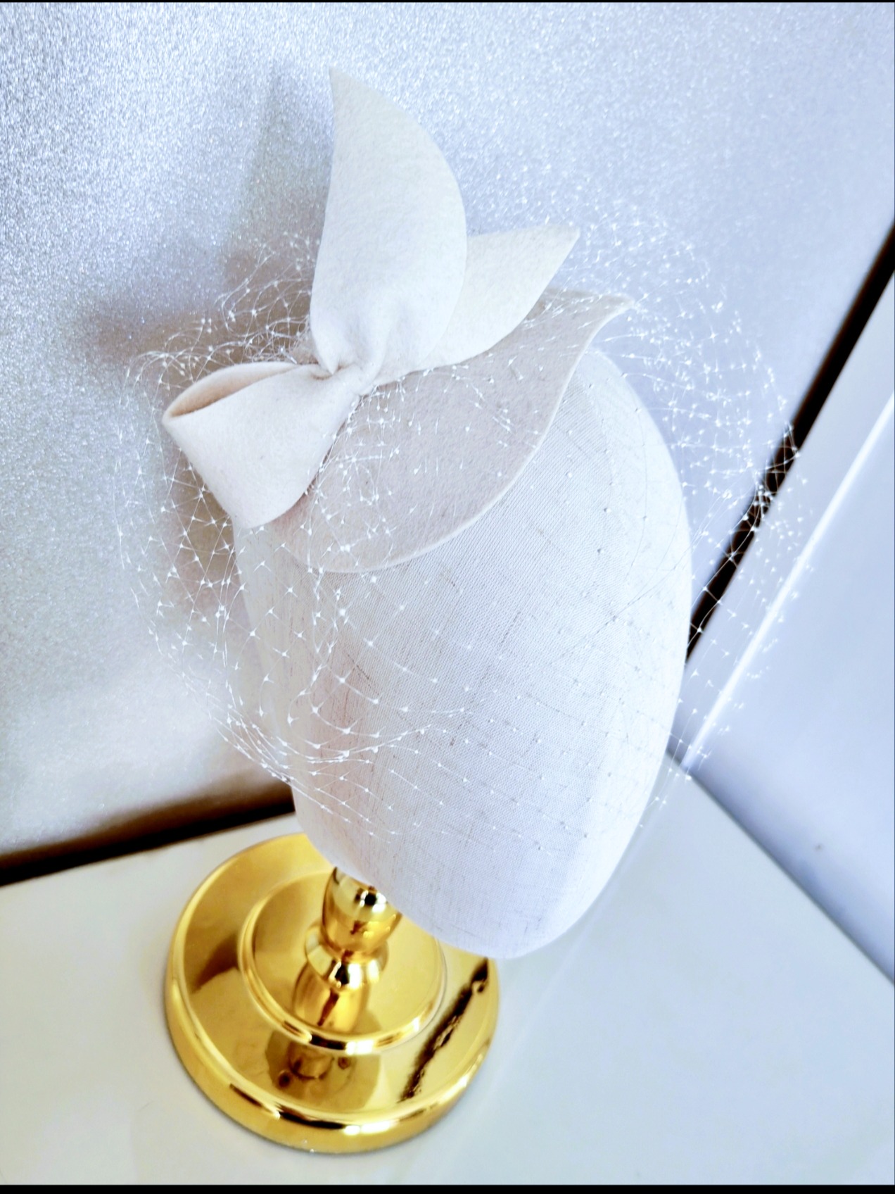 ivory toczek ślubny z woalką i kokardą