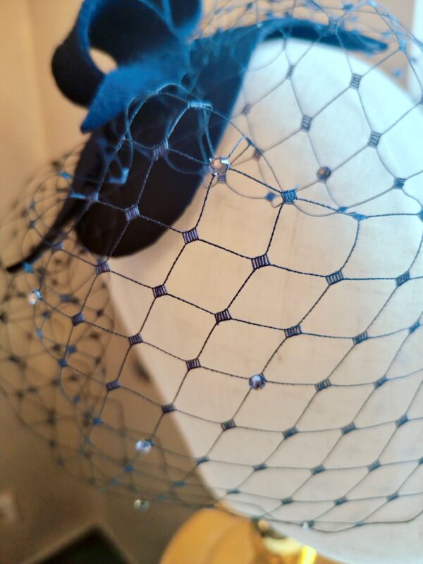 Granatowy toczek z woalką z kryształkami i zawijasem Amica