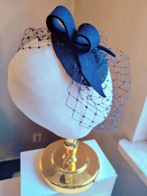 Granatowy toczek z woalką z kryształkami i zawijasem Amica