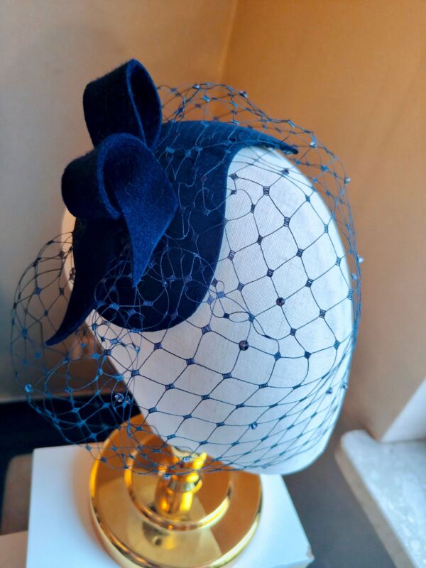 Granatowy toczek z woalką z kryształkami i zawijasem Amica