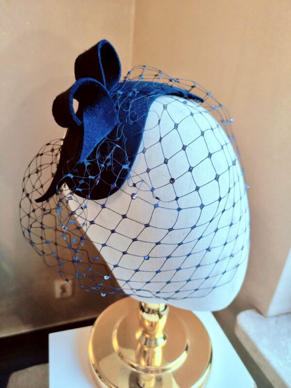 Granatowy toczek z woalką z kryształkami i zawijasem Amica