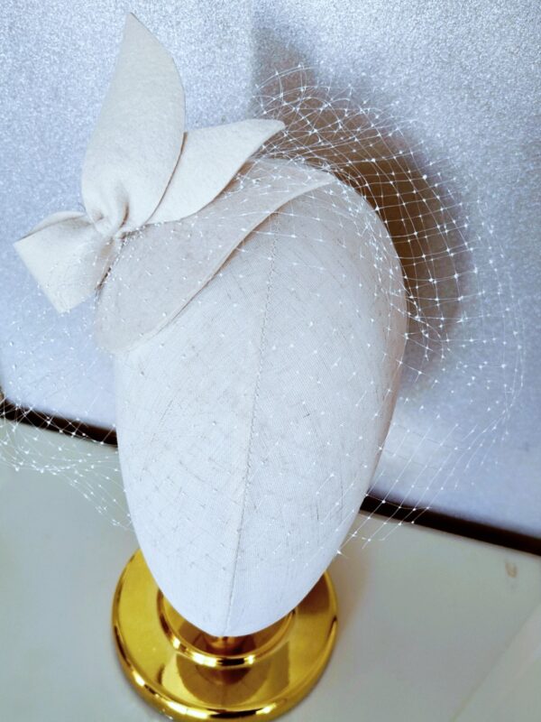 Oplus_16908288 Ivory filcowy toczek ślubny z woalką i kokardą Sophia