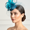 turkusowy fascynator do włosów z woalką i kwiatem